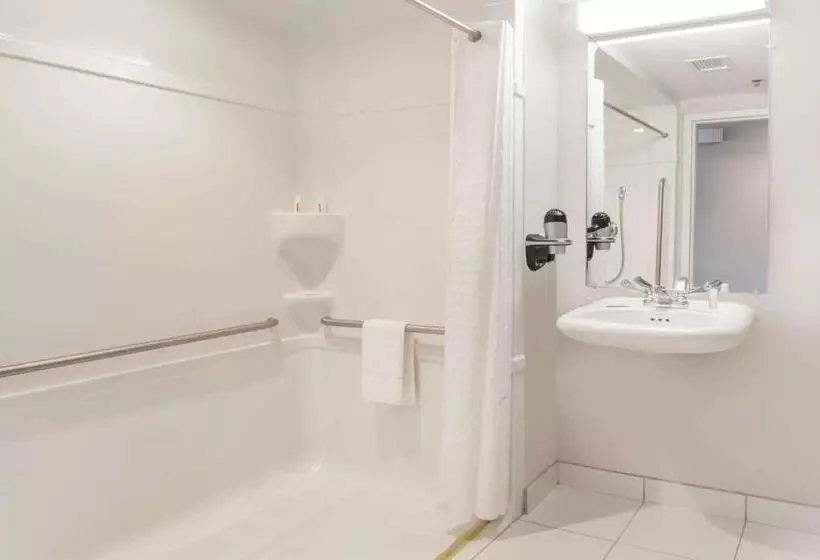 障害者適応デラックスルーム, Microtel Inn & Suites Sault Ste. Marie
