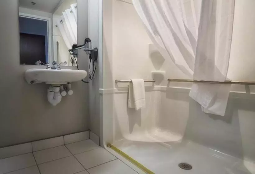 身障者適用スタンダードルーム, Microtel Inn & Suites Sault Ste. Marie