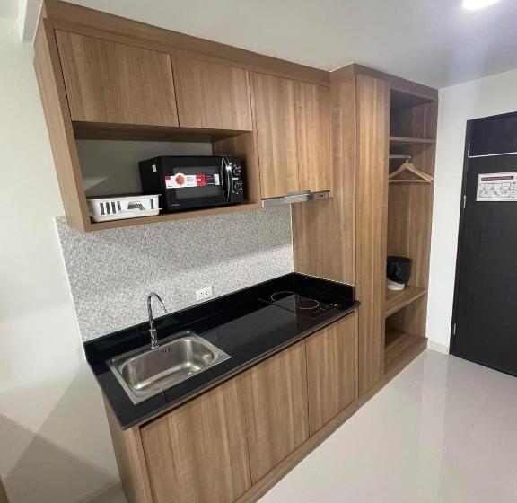 Номер Deluxe Кровать Кинг, Christella Hotel Laemchabang