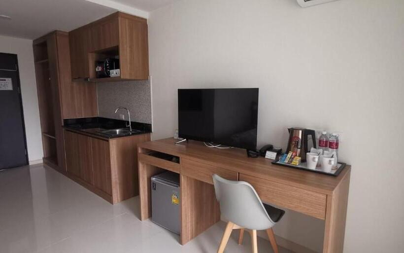 Номер Deluxe, Christella Hotel Laemchabang