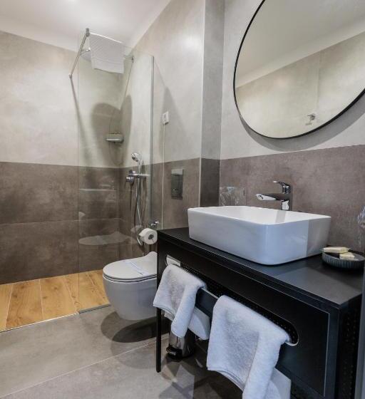 اتاق استاندارد یک نفره, Artist