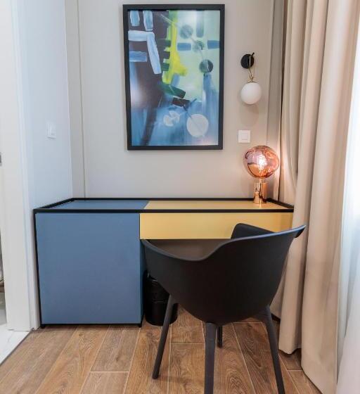 اتاق استاندارد یک نفره, Artist