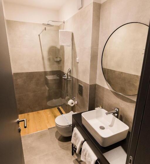 اتاق استاندارد, Artist