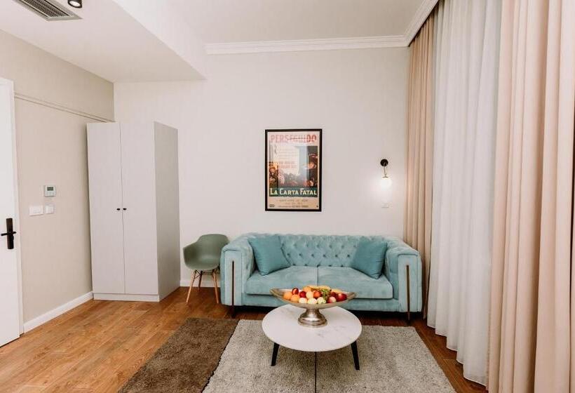 اتاق لوکس یک تخته, Artist