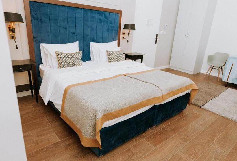 اتاق لوکس, Artist