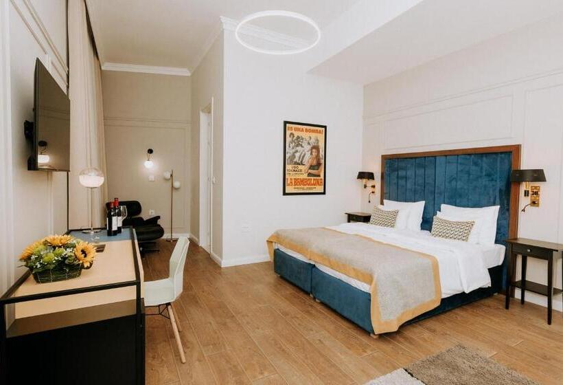 اتاق لوکس, Artist