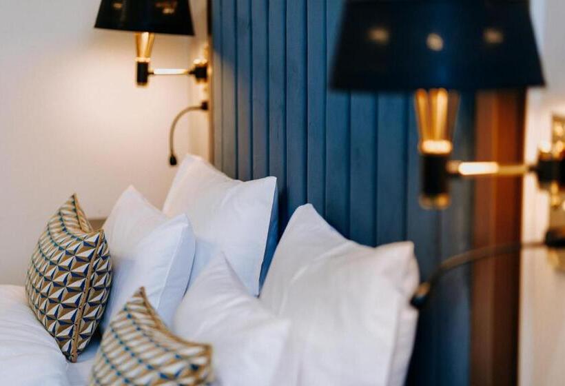 اتاق لوکس, Artist