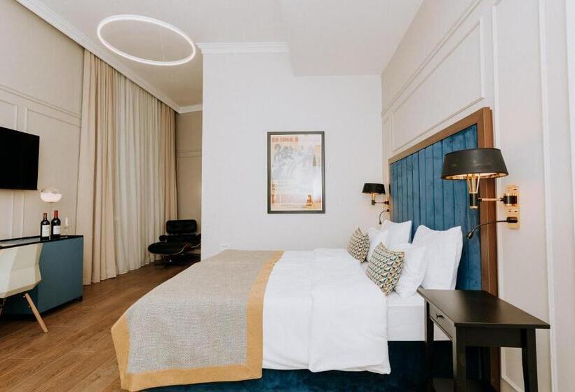 اتاق لوکس, Artist