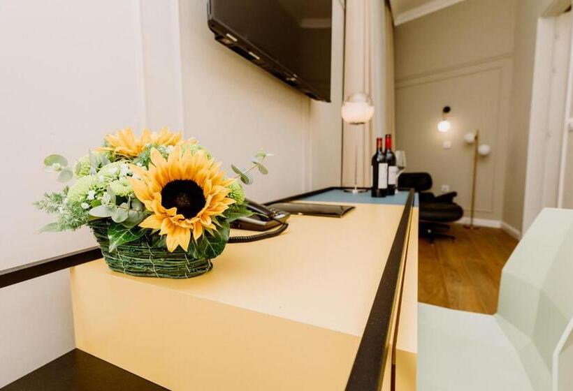 اتاق لوکس, Artist