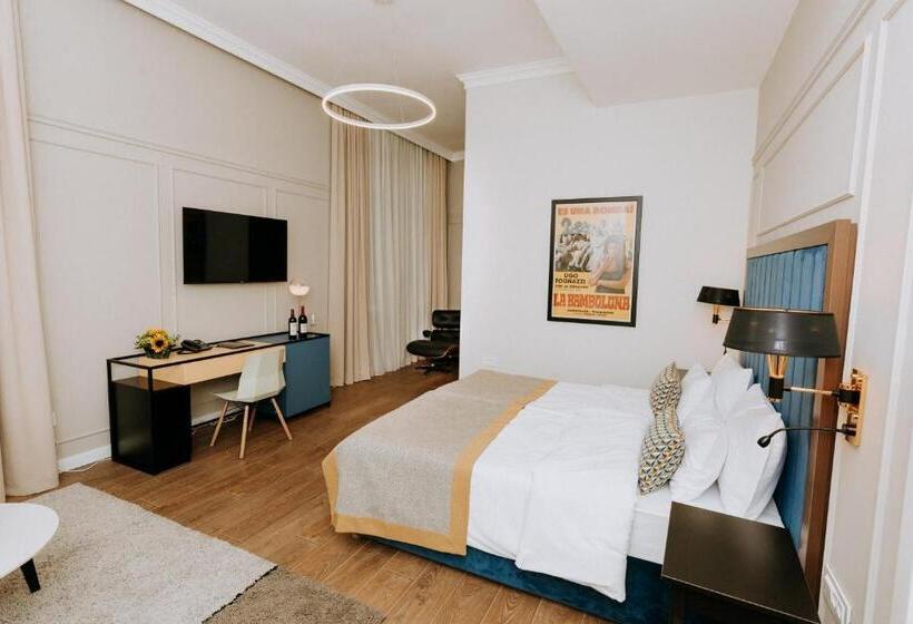 اتاق لوکس, Artist