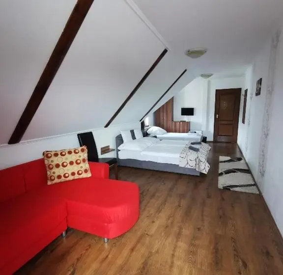 ファミリールーム, Merlot Borhotel és Látványpince