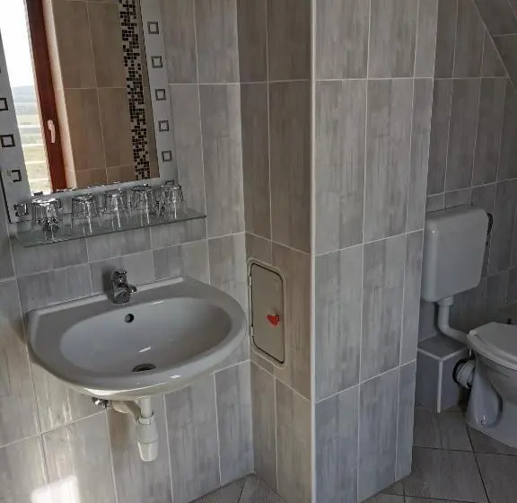 ファミリールーム, Merlot Borhotel és Látványpince
