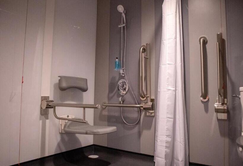 适合残疾人使用的标准间, Easyhotel Dublin