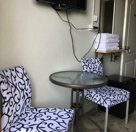 标准间带阳台, At Home Hostel