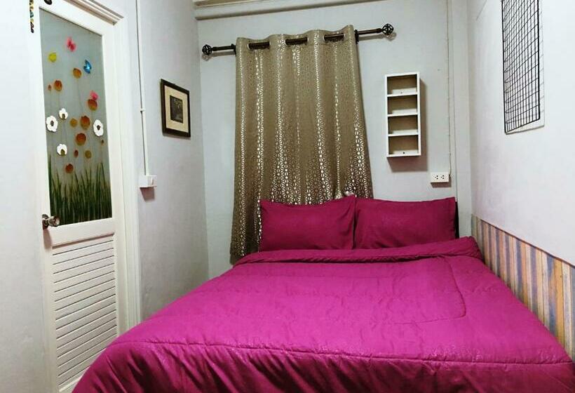 标准间带阳台, At Home Hostel