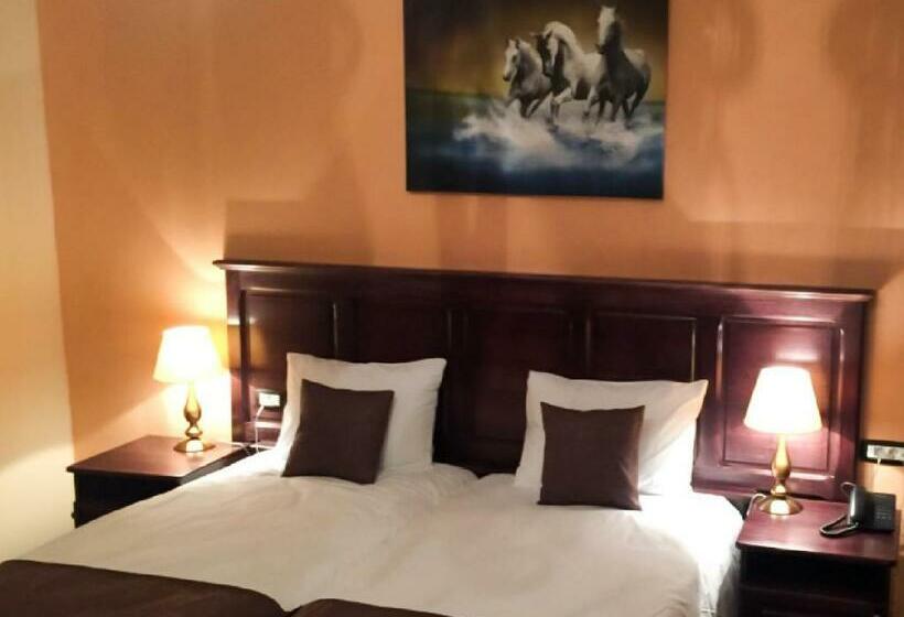 Номер Deluxe, Laura Holiday