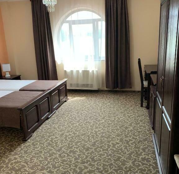 Номер Deluxe, Laura Holiday