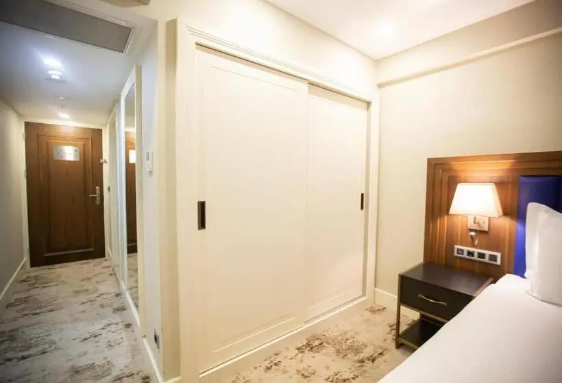 اتاق لوکس سه تخته, Ramada Plaza By Wyndham Sultanahmet