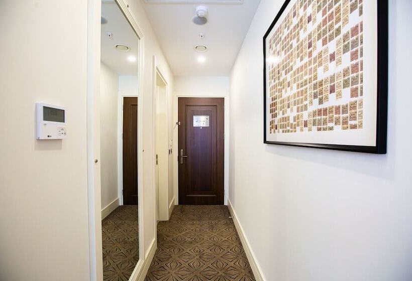 اتاق سوپریور با چشم‌انداز استخر, Ramada Plaza Sultanahmet