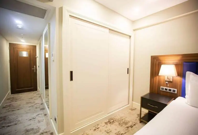 اتاق لوکس با بالکن, Ramada Plaza By Wyndham Sultanahmet
