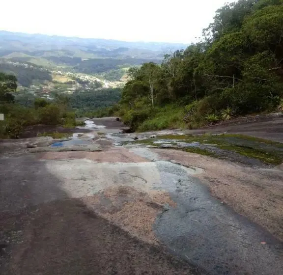 デラックスルーム, Flat Em Pedra Azul