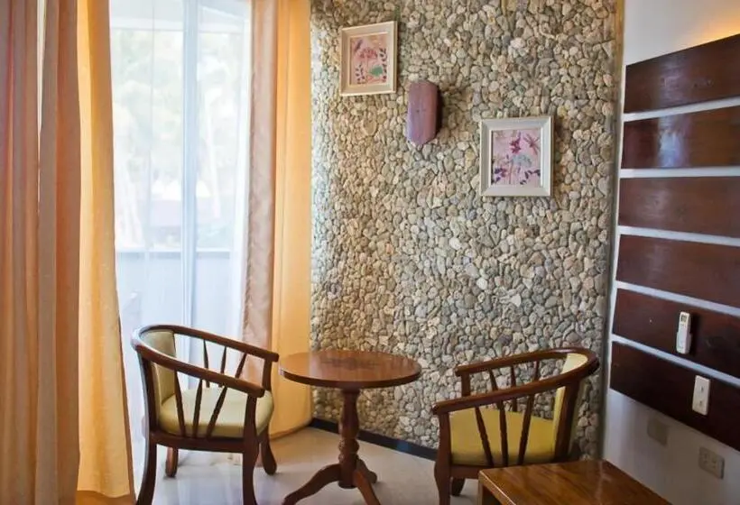 デラックスの４人部屋, Caluwayan Palm Island Resort & Restaurant