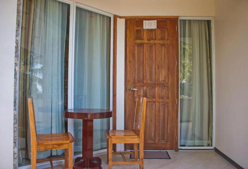 اتاق سوپریور چهار تخته, Caluwayan Palm Island Resort & Restaurant