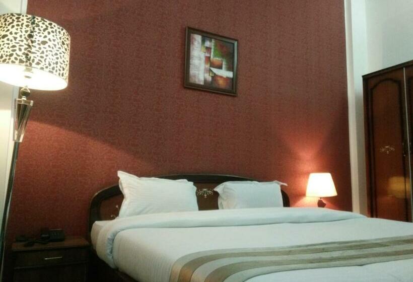 デラックスルーム, Mandakini