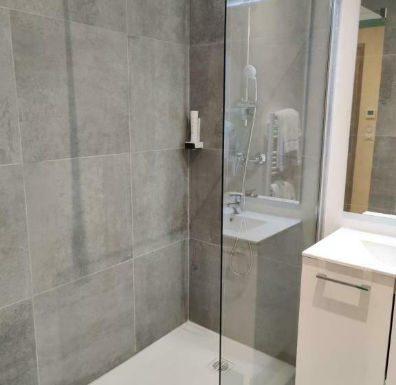 Номер Стандарт, Hôtel De La Tour