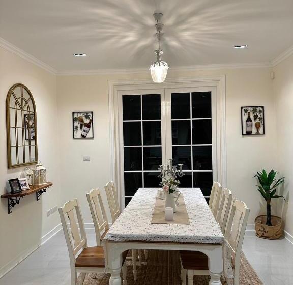 Дом 1 Спальня, Misty English Cottage