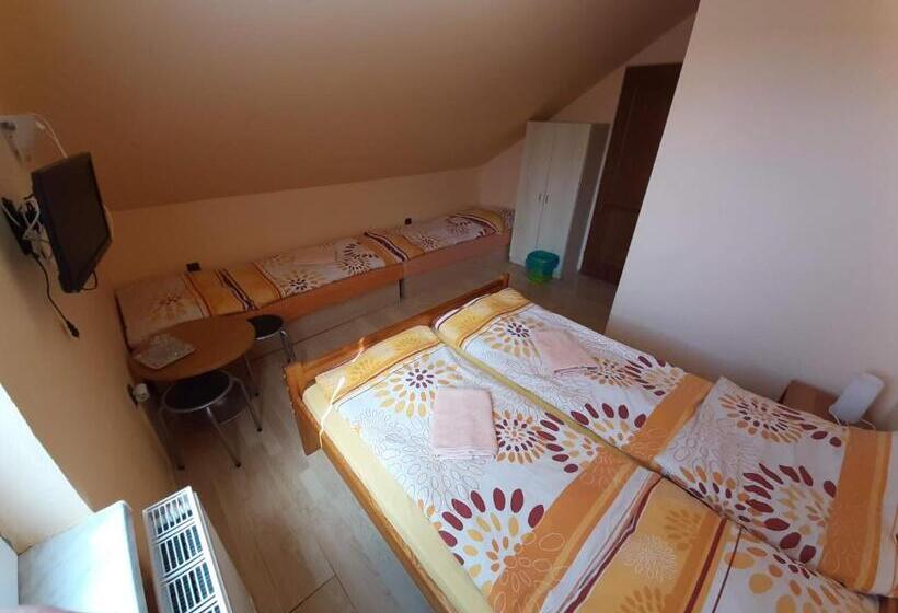 חדר סטנדרט לארבעה, Penzion A Chatový Camp Havraníky U Np Podyjí