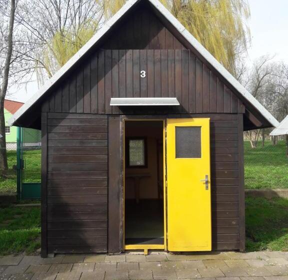 בקתת חדר, Penzion A Chatový Camp Havraníky U Np Podyjí