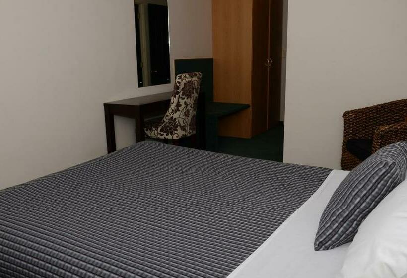 Студия Стандарт, Greenlane Manor Motel