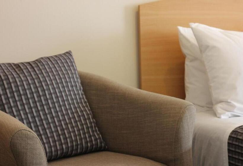 패밀리 룸, Greenlane Manor Motel