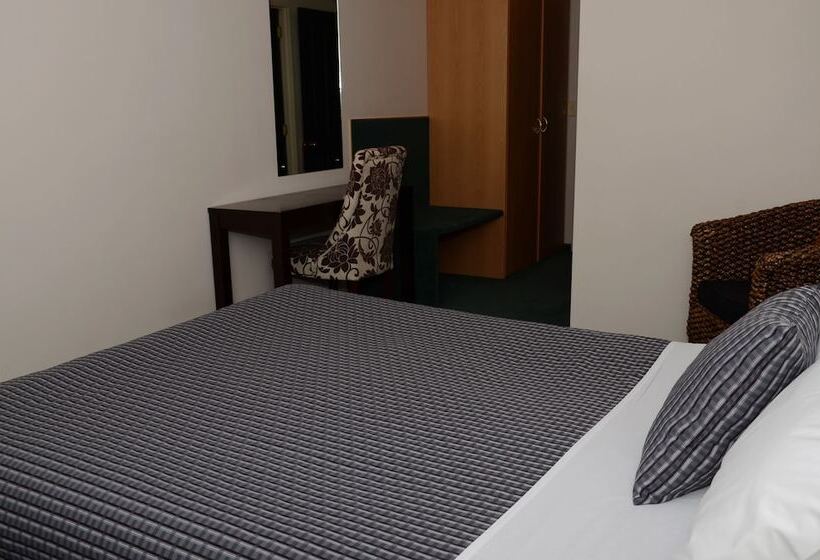 Студия Стандарт, Greenlane Manor Motel