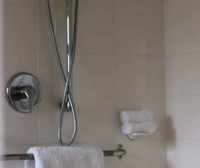 Студия Стандарт, Greenlane Manor Motel