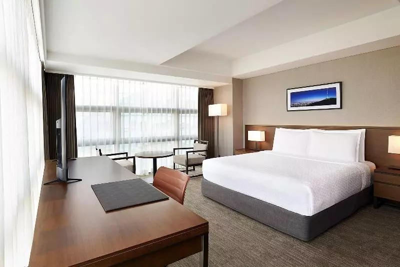 キングサイズベッドのデラックスルーム, Four Points By Sheraton Josun, Seoul Station