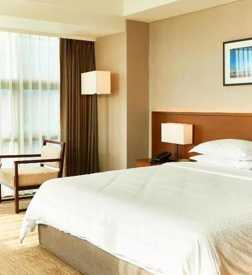 キングサイズベッドのデラックスルーム, Four Points By Sheraton Josun, Seoul Station