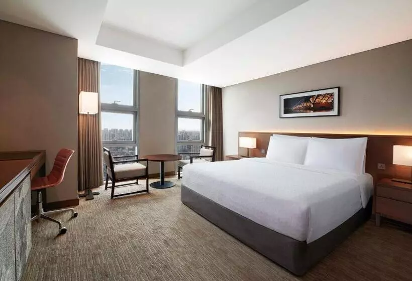 キングサイズベッドのデラックスルーム, Four Points By Sheraton Josun, Seoul Station