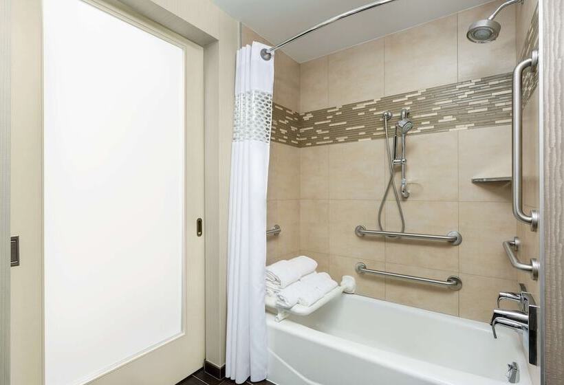 Standard Room King Bed Adapted for people with reduced mobility