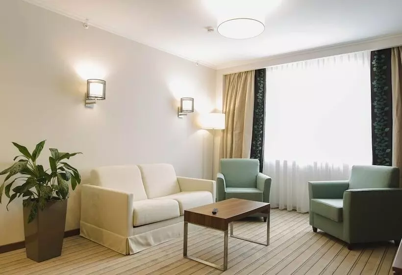 キングサイズベッドのスイートルーム, Hilton Garden Inn Ufa Riverside