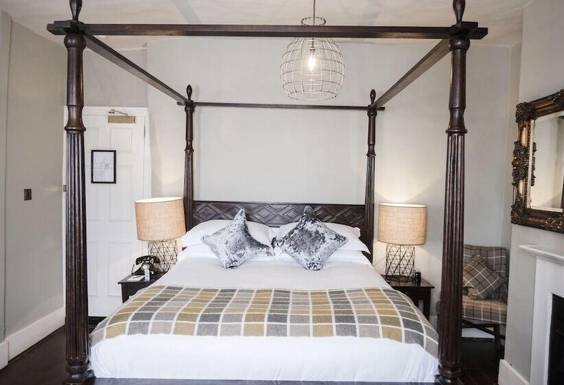 جناح جونيور, Hinds Head