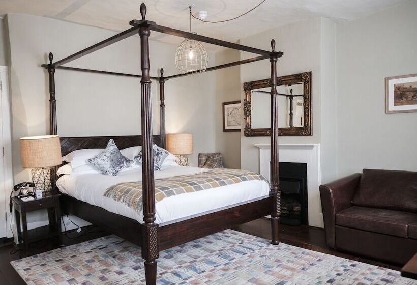 جناح جونيور, Hinds Head