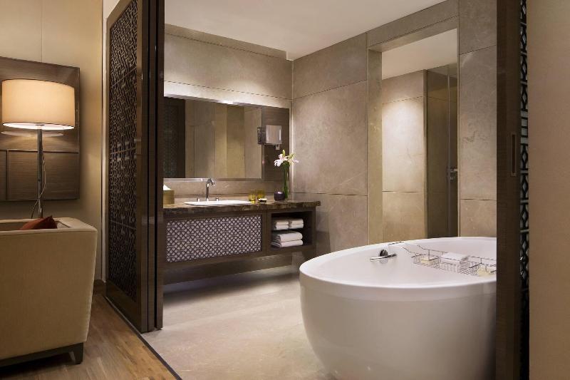 اتاق لوکس با چشم‌انداز استخر, Jw Marriott Mumbai Sahar Airport