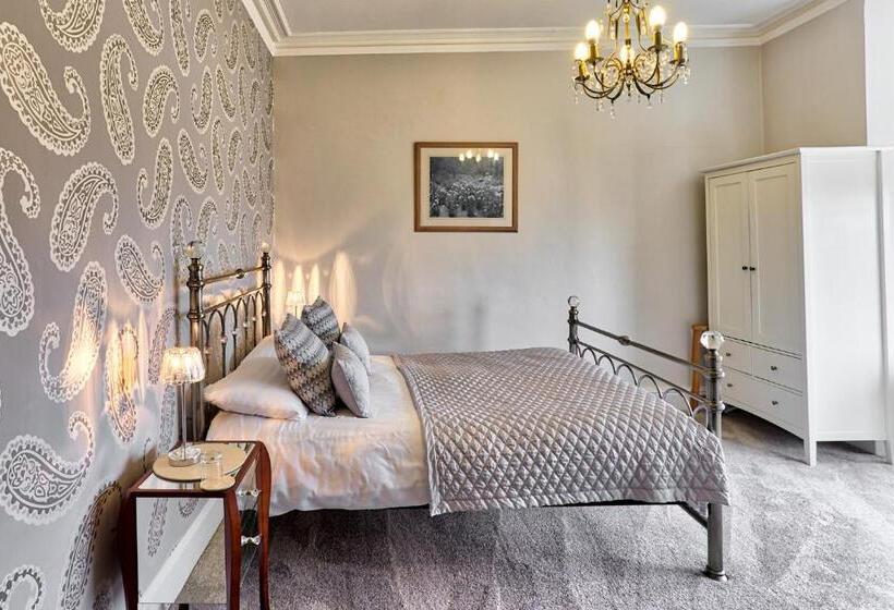 수피리어 룸, Sefton Court