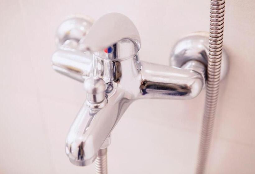 اتاق پرمیوم, The Charter House