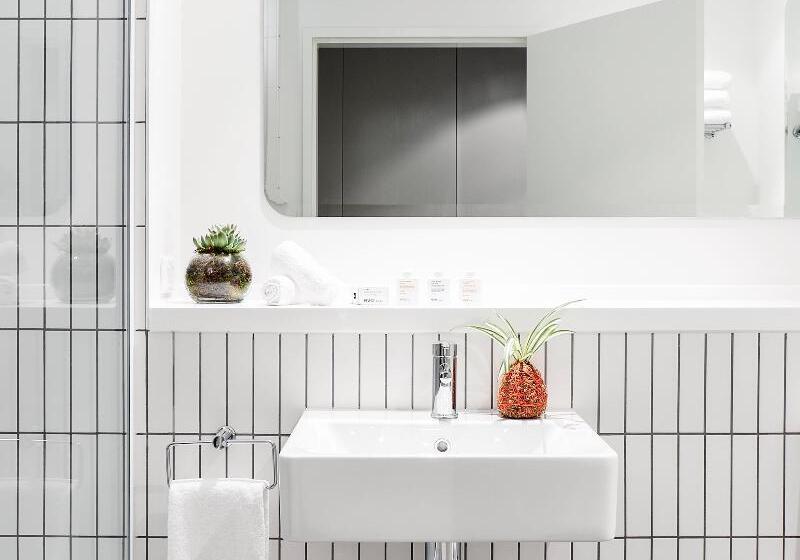 חדר סטנדרט עם מיטת קינג, Art Series   The Larwill Studio