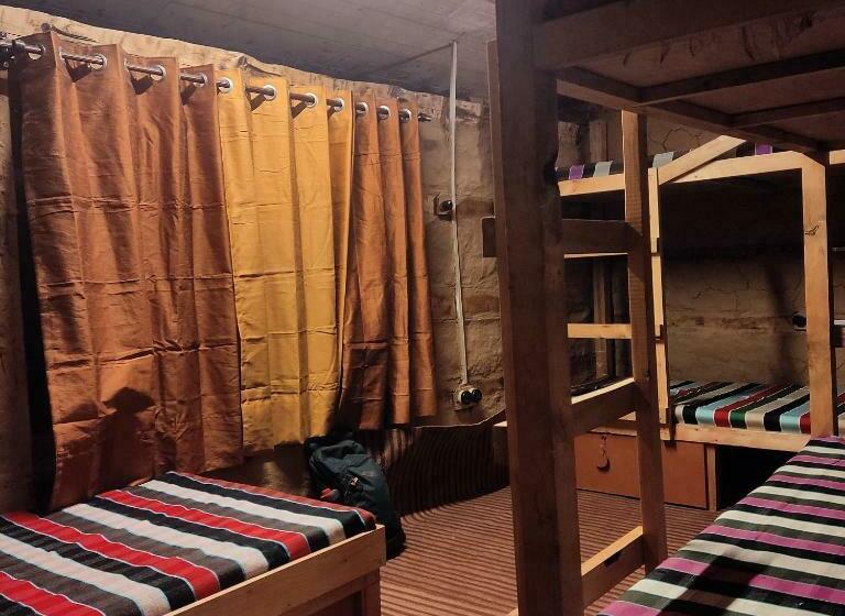 سرير فى غرفة مشتركه, Mud Hostel Shangarh
