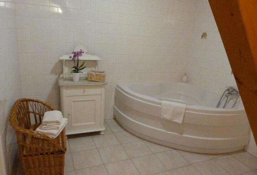 Стандартный внешний трехместный номер с ванной комнатой, Penzion Stranny