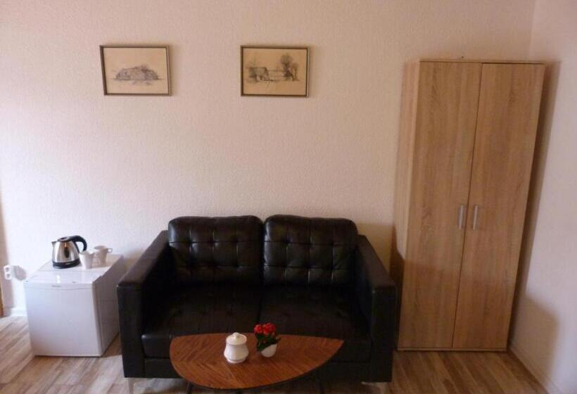 Стандартный внешний трехместный номер с ванной комнатой, Penzion Stranny